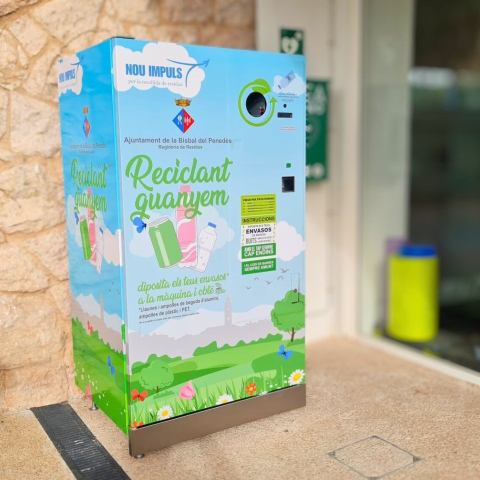 El pavelló de la Bisbal estrena una màquina de reciclatge d’envasos que premia el reciclatge . Ajt La Bisbal del Penedès