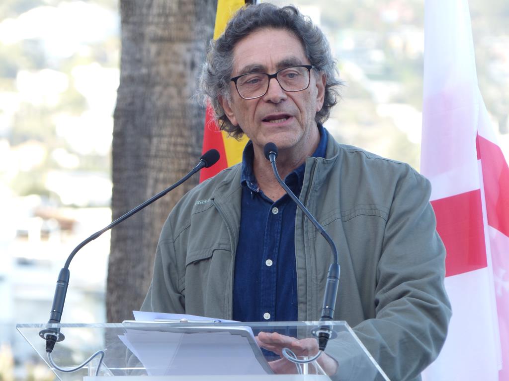 El pregó de Sant Jordi de Sitges convida a viure la festivitat a través d’un cant a la paraula i la cultura en defensa de la pau. Ajuntament de Sitges