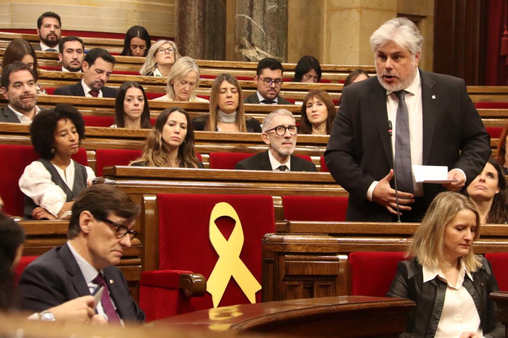 El president de Junts al Parlament, Albert Batet, es dirigeix al president de la Generalitat, Salvador Illa. ACN / Marta Sierra