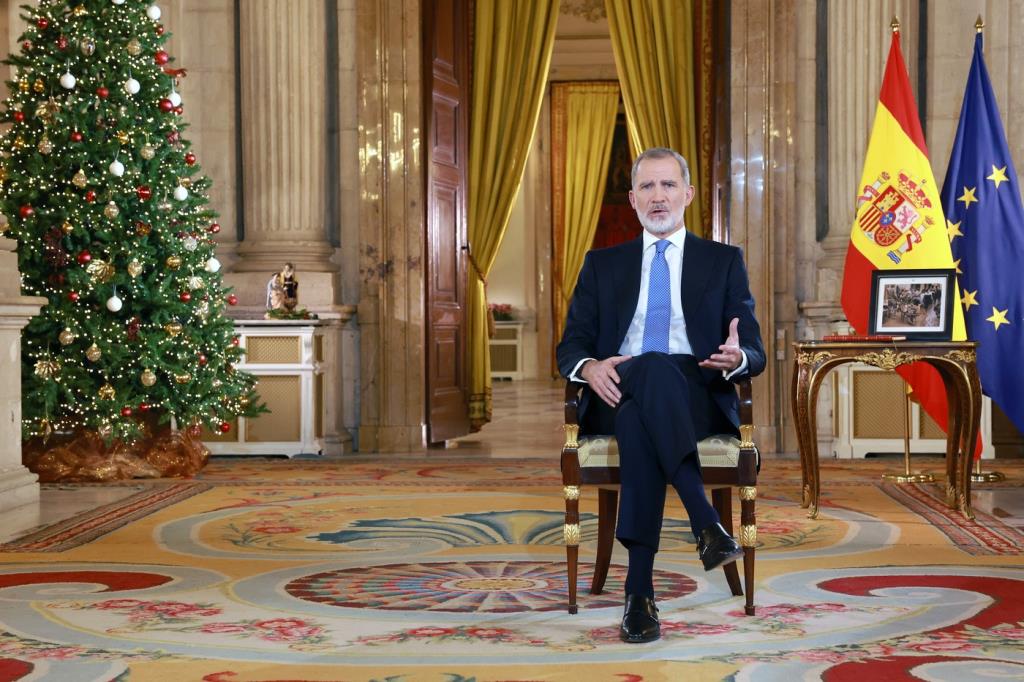El rei d'Espanya, Felip VI, assegut en una cadira mentre pronuncia el discurs de Nadal. ACN