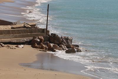 El Vendrell retirarà petits murs i escales d’accés a les platges per guanyar resiliència vers els temporals. ACN