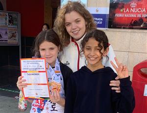 Els alumnes de la secció de Taekwondo de La Lira Vendrellenca a La Nucía. Eix