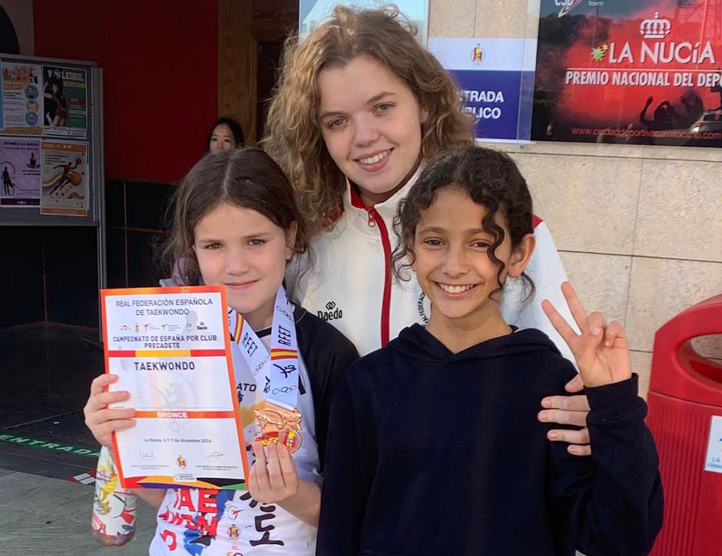 Els alumnes de la secció de Taekwondo de La Lira Vendrellenca a La Nucía. Eix