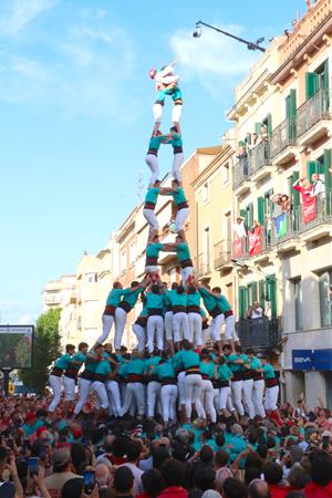 Els Castellers de Vilafranca s'endinsen en la gamma extra a la Diada de les Colles Campiones del Concurs. ACN