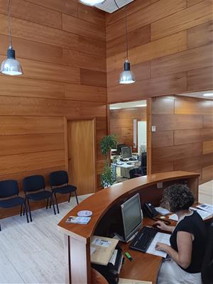Els equips tècnics d'Educació, l’OME i l’Escola d’Enoturisme, al passeig Rafael Soler. Ajuntament de Vilafranca