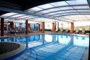 Els hotels de Sitges estudien omplir piscines amb aigua de mar o instal·lar gespa artificial per reduir consums. ACN
