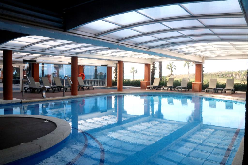 Els hotels de Sitges estudien omplir piscines amb aigua de mar o instal·lar gespa artificial per reduir consums. ACN