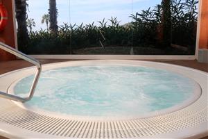 Els hotels de Sitges estudien omplir piscines amb aigua de mar o instal·lar gespa artificial per reduir consums