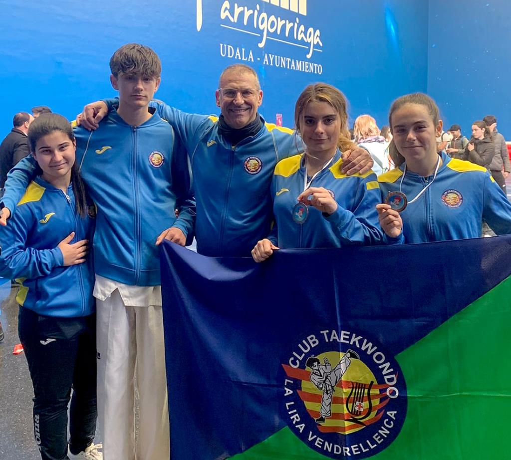 Els integrants del Taekwondo La Lira Vendrellenca. Eix