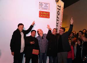 Els Lax'n'busto descobreixen una placa en el seu honor al Vendrell envoltats d'emoció i nostàlgia. ACN