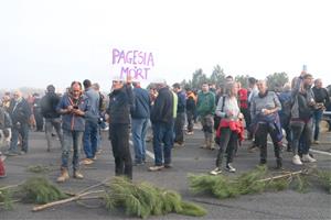Els pagesos bloquegen les principals carreteres a Catalunya i es plantegen passar-hi la nit