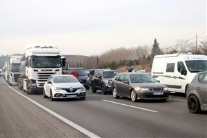 Els pagesos bloquegen les principals carreteres a Catalunya i es plantegen passar-hi la nit