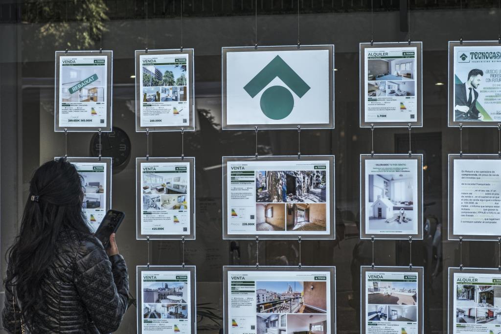 Els propietaris d’habitatge d'entre 30 i 44 anys cauen del 64% al 46% en deu anys. ACN