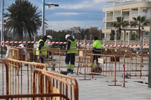 Els restaurants del passeig de Cubelles lamenten el retard de les obres, després d’aturar-les a ple estiu. ACN