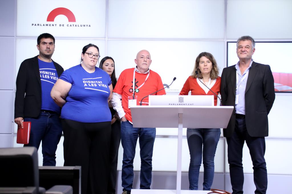 Els usuaris de tren tarragonins porten les seves queixes al Parlament. ACN