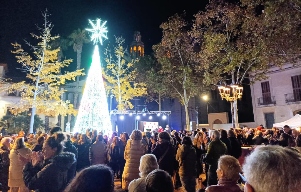 Encesa de llums amb l’arbre de Nadal instal·lat a la plaça Marcer de Ribes. Eix