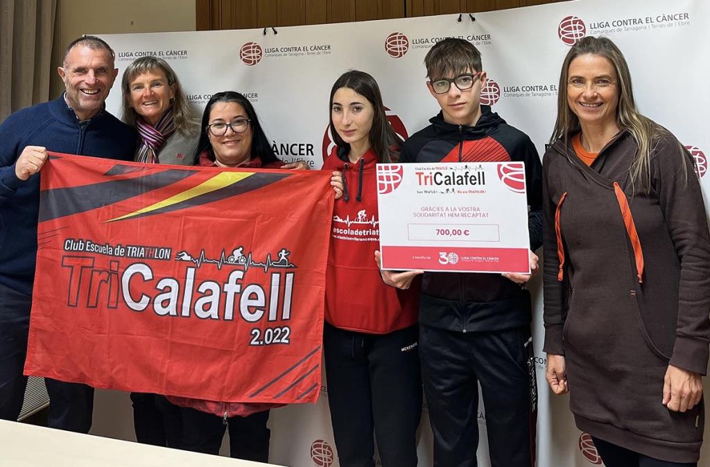 Entrega per part del Club escola de Triatló TriCalafell de la recaptació. Eix