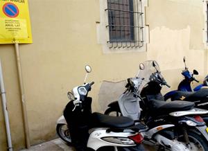 Estacionament de motos a la plaça Llarga. Ferran Savall