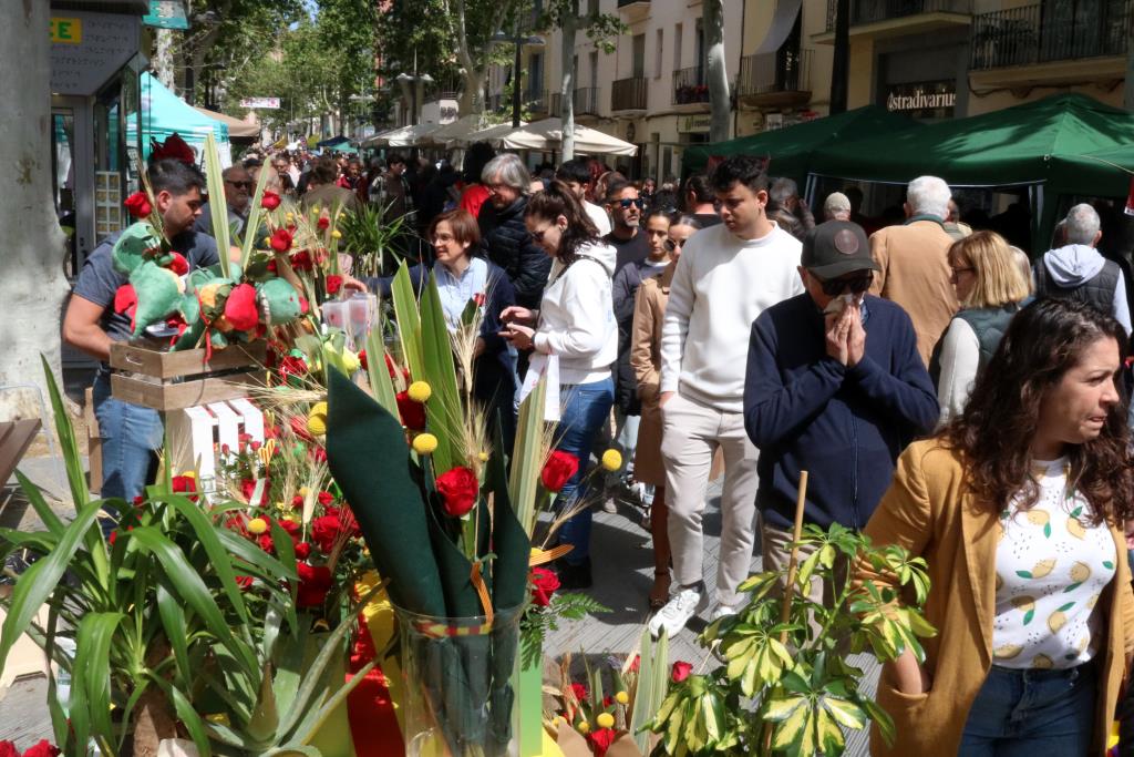 Floristes, llibreries i entitats omplen el centre de Vilanova en un Sant Jordi que recupera la versió “més tradicional”. ACN