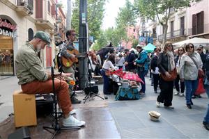 Floristes, llibreries i entitats omplen el centre de Vilanova en un Sant Jordi que recupera la versió “més tradicional”