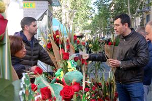 Floristes, llibreries i entitats omplen el centre de Vilanova en un Sant Jordi que recupera la versió “més tradicional”