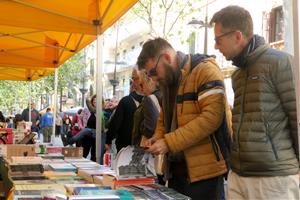 Floristes, llibreries i entitats omplen el centre de Vilanova en un Sant Jordi que recupera la versió “més tradicional”