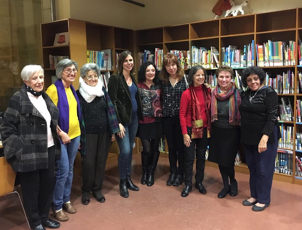 Foto del grup de poetes al recital 'Entre nosotras el mar' 29-11-2018. Eix