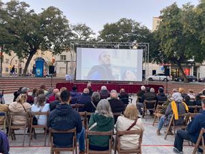 Homenatge al barri de Sant Joan: un mural que retrata els orígens d’una perifèria obrera a Vilanova i la Geltrú