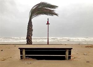 Imatge d'arxiu d'un temporal al passeig de Cubelles. Eix