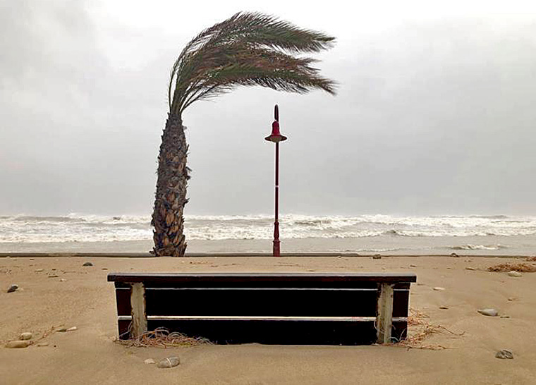 Imatge d'arxiu d'un temporal al passeig de Cubelles. Eix