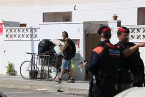 Imatge del desallotgament dels okupes la setmana passada a Coma-ruga. Eix