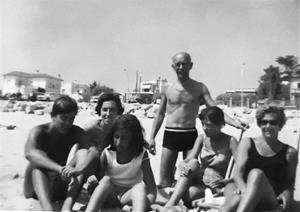 Pere Maragall (esquerra), María Vergara i les seves filles i Basi Mira (dreta). Dempeus Jordi Maragall, darrere s'aprecia la teulada de Villa Gema