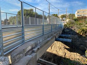 Instal·len la nova tanca del pont de l'Esparrall que dona accés al Racó de Santa Llúcia. Ajuntament de Vilanova