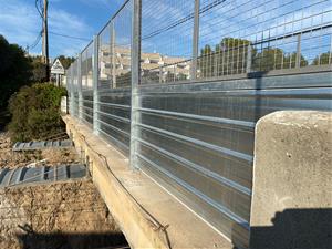 Instal·len la nova tanca del pont de l'Esparrall que dona accés al Racó de Santa Llúcia