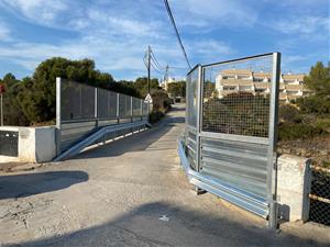 Instal·len la nova tanca del pont de l'Esparrall que dona accés al Racó de Santa Llúcia