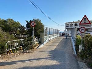 Instal·len la nova tanca del pont de l'Esparrall que dona accés al Racó de Santa Llúcia