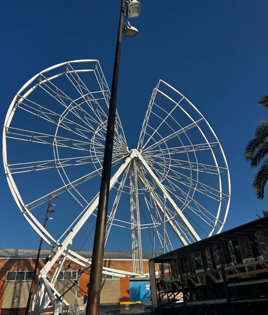 Instal·len una nòria de grans dimensions a la plaça del Port de Vilanova per presidir la Fira de Novembre. EIX