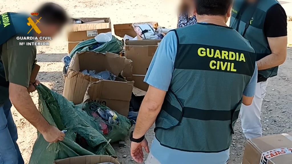 Intervinguts més de 43.000 productes falsificats durant la campanya d'estiu contra el top manta a Catalunya. ACN