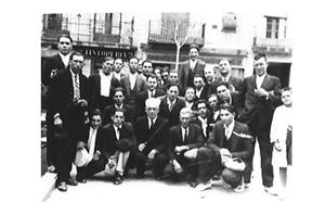 Josep Mestres, a baix, al centre, en una excursió del Cor l’Espiga a Mataró, l’any 1931