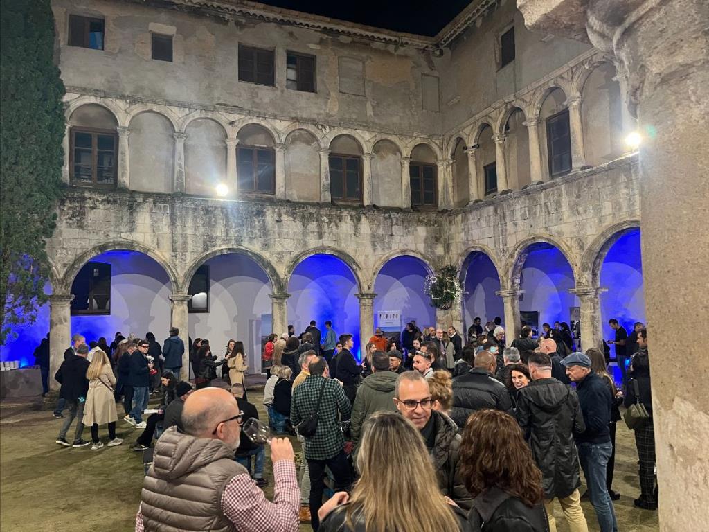 La 7a edició L'espectacle: Vins Negres Penedès torna a omplir el Claustre dels Trinitaris de vins i gastronomia. DO Penedès