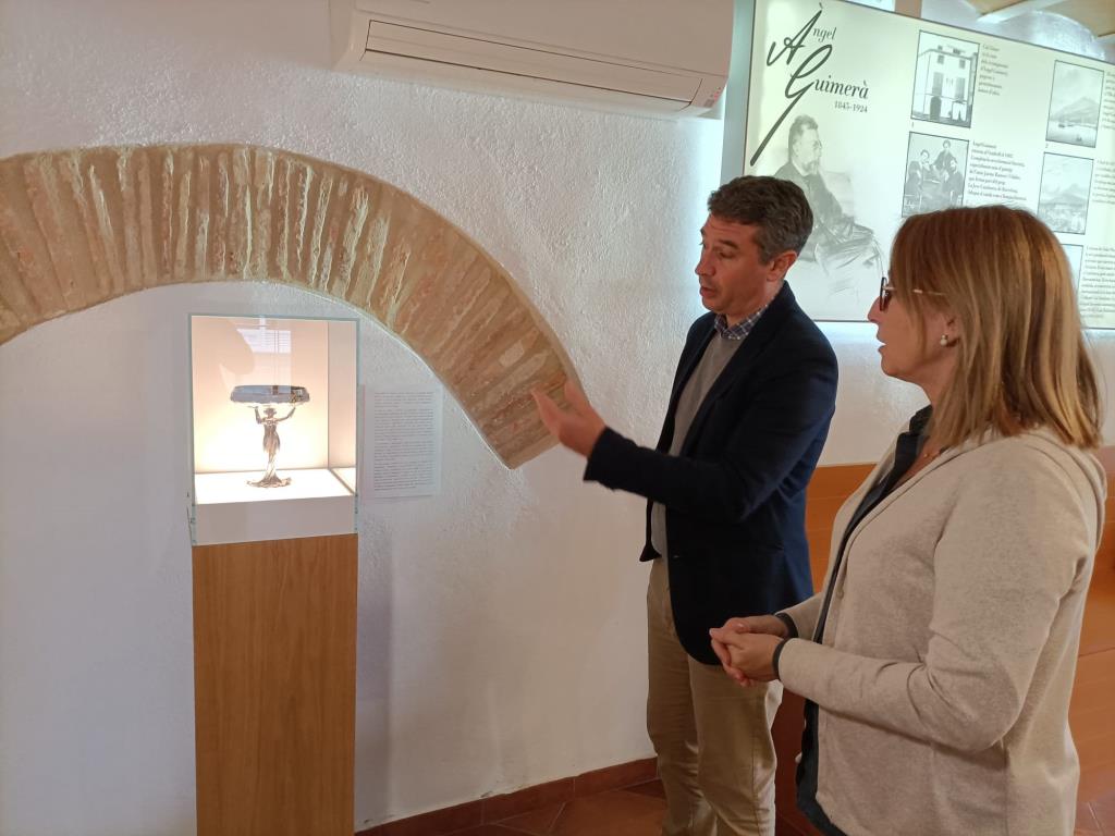 La Casa Museu Àngel Guimerà del Vendrell presenta una copa commemorativa original del dramaturg. Ajuntament del Vendrell