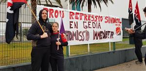 La CGT es planta a la porta de l'empresa Gedia per denunciar les sancions dels representats sindicals del comitè . CGT