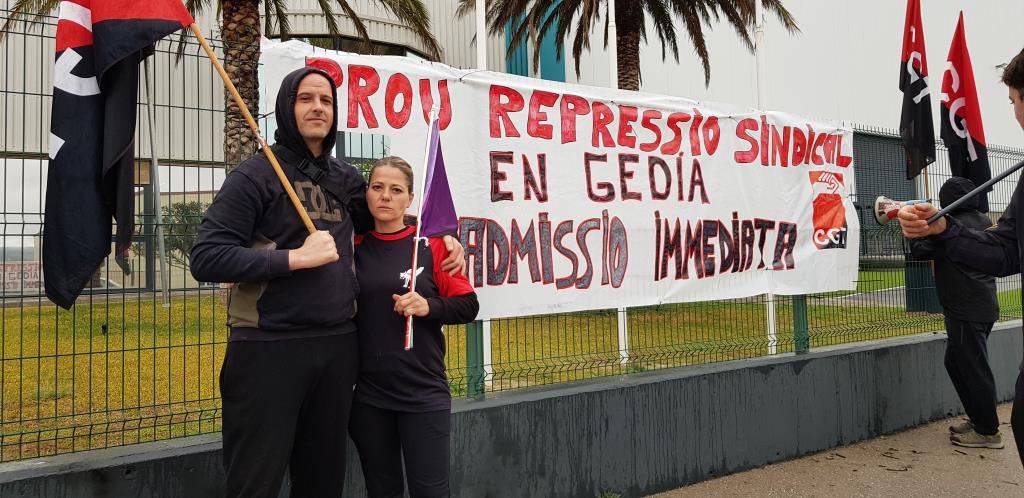 La CGT es planta a la porta de l'empresa Gedia per denunciar les sancions dels representats sindicals del comitè . CGT