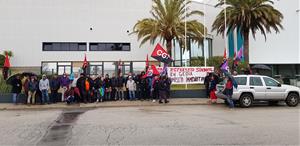 La CGT es planta a la porta de l'empresa Gedia per denunciar les sancions dels representats sindicals del comitè 
