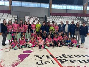 La consellera d’Igualtat i Feminismes, Tània Verge, ha visitat Vilafranca, on s'ha trobat amb les jugadores d’hoquei CF Vilafranca. Generalitat de Cat