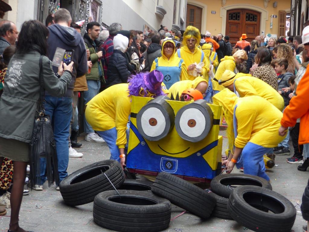 La Cursa de llits reuneix 400 participants i omple de bon humor el carnaval de Sitges. Ajuntament de Sitges