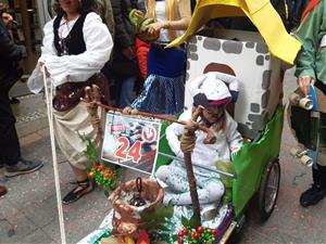 La Cursa de llits reuneix 400 participants i omple de bon humor el carnaval de Sitges