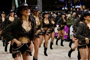 La disbauxa pren Sitges en una de les cites més multitudinàries del carnaval