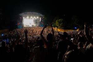 La gira Bellodrama Tour d'Ana Mena aterra al Terramar CaixaBank de Sitges amb más de 2.500 espectadors