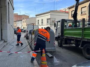 La neteja sota dels contenidors a Vilafranca es fa amb aigua freàtica. Ajuntament de Vilafranca